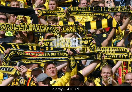 BVB fans brandissant leurs foulards, Bundesliga Ligue de football, saison 2010-2011, 3e Match, Borussia Dortmund - VfL Wolfsburg Banque D'Images