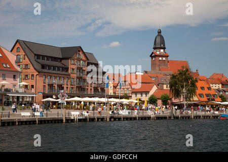 Eglise St Mary et le port de la santé climatiques-resort de Waren Mueritz sur le lac, plateau des lacs Mecklembourgeois Banque D'Images