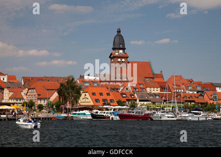 Eglise St Mary et le port de la santé climatiques-resort de Waren Mueritz sur le lac, plateau des lacs Mecklembourgeois Banque D'Images