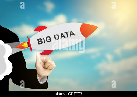 La main d'affaires en cliquant sur le big data plate rocket Banque D'Images