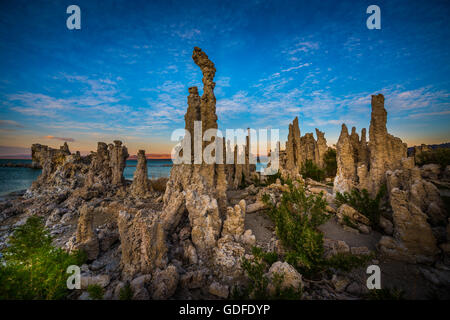 Lac Mono Tufa Towers contre beau ciel bleu Banque D'Images