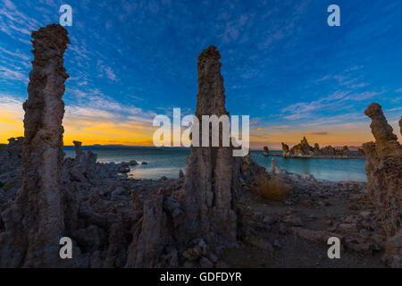 Lac Mono Tufa Towers contre beau ciel bleu Banque D'Images