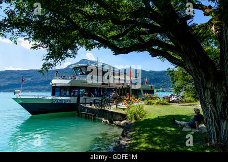 Sankt Gilgen : bateau d'excursion sur le lac Wolfgangsee à la station d'Fürbergbucht, Autriche, Salzbourg, Salzbourg Banque D'Images