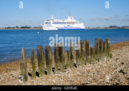 Navire de Brittany Ferries normandie au départ de Portsmouth à la france navigation dans le Solent off england uk southsea Banque D'Images