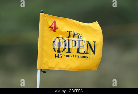 L'indicateur d'axe sur le 4e souffle dans le vent pendant la troisième journée de l'Open Championship 2016 au Royal Troon Golf Club, South Ayrshire. Banque D'Images