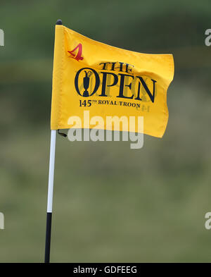 L'indicateur d'axe sur le 4e souffle dans le vent pendant la troisième journée de l'Open Championship 2016 au Royal Troon Golf Club, South Ayrshire. Banque D'Images