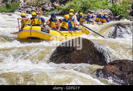 Rafting dans la rivière Klamath à Hells Corner dans le Klamath Wild and Scenic River, Oregon. Les rapides qui traverse une région éloignée ont une puissance nominale de classe III, IV et V, en fonction des niveaux d'eau. Banque D'Images