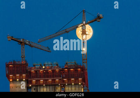 Wien, Vienne : la construction de la tour DC ( Donau ) Tour 1, grue, pleine lune, Autriche, Wien, 22. Banque D'Images