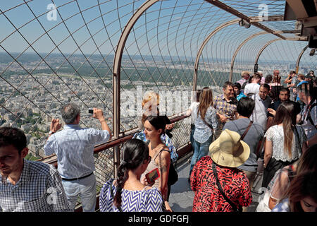 Les touristes sur le niveau supérieur de ronde de la Tour Eiffel à Paris, France. Banque D'Images