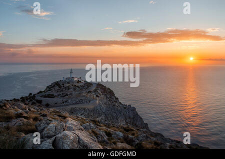 Phare du Cap de Formentor sur Mallorca (Majorque) au lever du soleil dans le crépuscule Banque D'Images