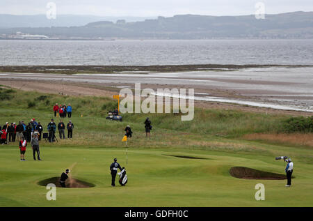 USA's Kevin Na plaquettes à partir d'un bunker sur la 1ère lors de la troisième journée de l'Open Championship 2016 au Royal Troon Golf Club, South Ayrshire. Banque D'Images