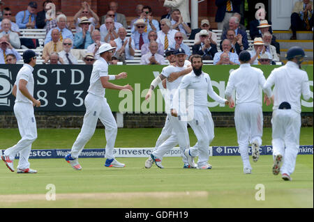 L'Angleterre Alex Hales (centre) célèbre en tenant la capture d'une Misbah-Ul-Haq pour 0 off le bowling de Moeen Ali (centre droit) au cours de la troisième journée de l'Investec test match à Lord's, Londres. Banque D'Images