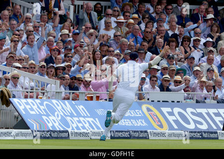 L'Angleterre Alex Hales célèbre en tenant la capture d'une Misbah-Ul-Haq pour 0 au cours de la troisième journée de l'Investec test match à Lord's, Londres. Banque D'Images