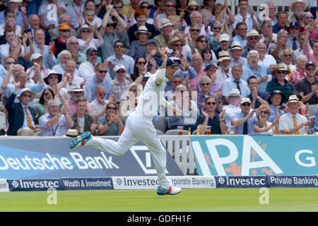 L'Angleterre Alex Hales célèbre en tenant la capture d'une Misbah-Ul-Haq pour 0 au cours de la troisième journée de l'Investec test match à Lord's, Londres. Banque D'Images