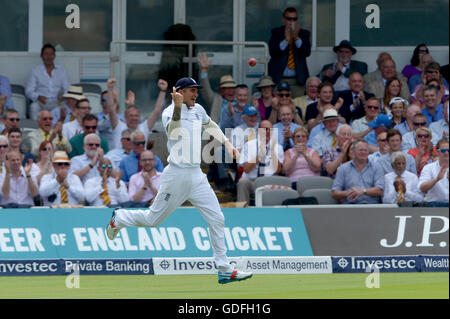 L'Angleterre Alex Hales célèbre en tenant la capture d'une Misbah-Ul-Haq pour 0 au cours de la troisième journée de l'Investec test match à Lord's, Londres. Banque D'Images