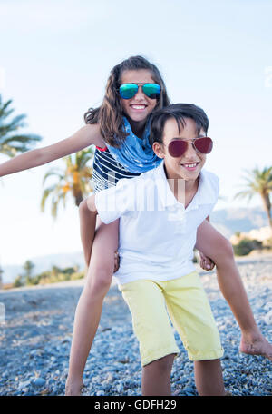 Happy cute boy and girl jeux en plein air Banque D'Images