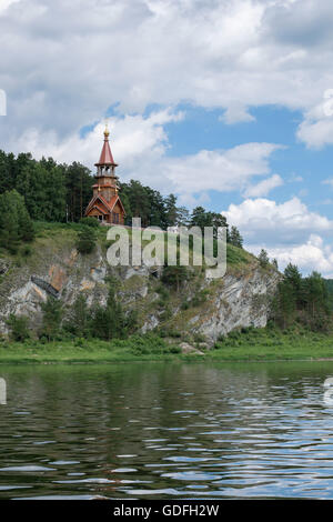 Belle église chrétienne orthodoxe en bois sur la rive de la rivière. Sts Cyrille et Méthode chapelle à Tomskaya pisanitsa. Sib Banque D'Images