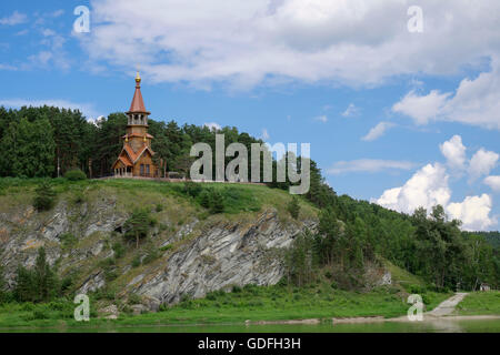 Belle église chrétienne orthodoxe en bois sur la rive de la rivière. Sts Cyrille et Méthode chapelle à Tomskaya pisanitsa. Sib Banque D'Images