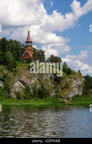 Belle église chrétienne orthodoxe en bois sur la rive de la rivière. Sts Cyrille et Méthode chapelle à Tomskaya pisanitsa. Sib Banque D'Images