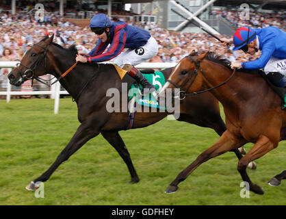 L'homme de bidon monté par Tom Queally (à gauche) est la plus de la Divine montée par Frederik Tylicki pour gagner le pari365 hackwood Stakes course à l''hippodrome de Newbury. Banque D'Images