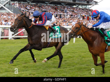 L'homme de bidon monté par Tom Queally (à gauche) est la plus de la Divine montée par Frederik Tylicki pour gagner le pari365 hackwood Stakes course à l''hippodrome de Newbury. Banque D'Images