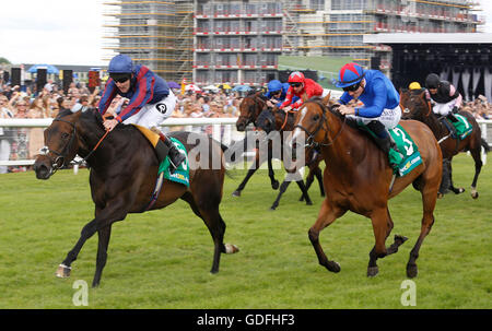 L'homme de bidon monté par Tom Queally (à gauche) est la plus de la Divine montée par Frederik Tylicki pour gagner le pari365 hackwood Stakes course à l''hippodrome de Newbury. Banque D'Images