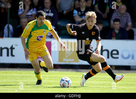 Hull City's Jarrod Bowen (à droite) détient au large de North Ferriby's Danny Clarke lors de la pré-saison match amical à Grange Lane, North Ferriby. Banque D'Images