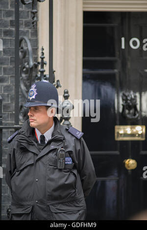 Agent de police métropolitaine en face de la porte à 10 Downing Street à Londres le jour Theresa peut arrive comme PM. Banque D'Images