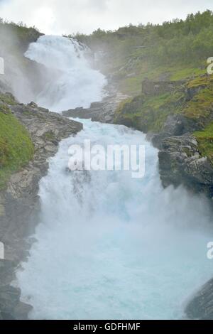 Cascade Kjosfossen le long de la ligne de chemin de fer de Flåm en Norvège. Banque D'Images