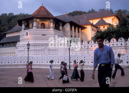 La Tempel Sri Dalada Maligawa dans la ville de Kandy au Sri Lanka en Asie. Banque D'Images