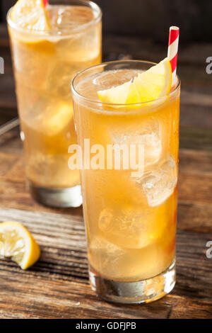 Boozy Long Island iced tea avec une garniture au citron Banque D'Images