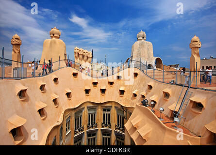 Sur le toit de 'La Pedrera' ('Casa Milà'), l'un des chefs-d par le célèbre architecte catalan, Antoni Gaudi, Barcelone, Espagne. Banque D'Images