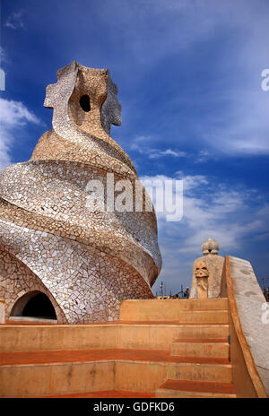 Sur le toit de 'La Pedrera' ('Casa Milà'), l'un des chefs-d par le célèbre architecte catalan, Antoni Gaudi, Barcelone, Espagne. Banque D'Images