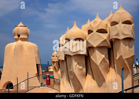 Sur le toit de 'La Pedrera' ('Casa Milà'), l'un des chefs-d par le célèbre architecte catalan, Antoni Gaudi, Barcelone, Espagne. Banque D'Images