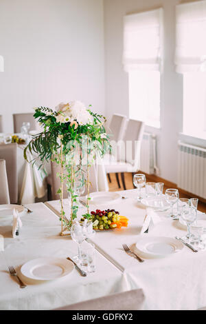Belles fleurs blanches de roses et de pivoines sur table. Décoration pour mariage. Banque D'Images