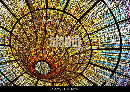 Vitraux 'skylight' dans le Palau de la Musica Catalana, Barcelone, Catalogne, Espagne. Banque D'Images