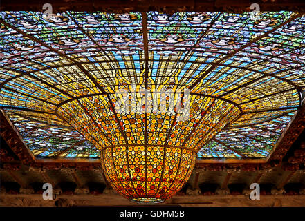 Vitraux 'skylight' dans le Palau de la Musica Catalana, Barcelone, Catalogne, Espagne. Banque D'Images