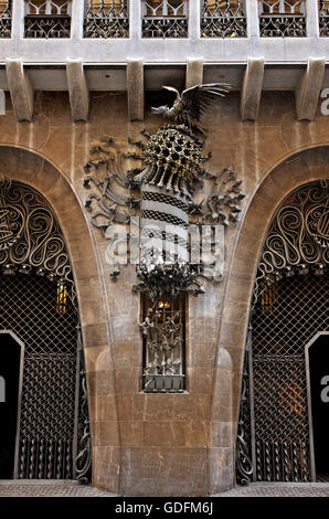 L'entrée de Palau Guell (architecte Antoni Gaudi), Raval, Barcelone, Catalogne, Espagne. Banque D'Images