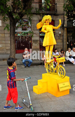 'La Equilibrista', 'un' statue vivante au Pla de la Seu (place de la cathédrale), Barcelone, Catalogne, Espagne. Banque D'Images