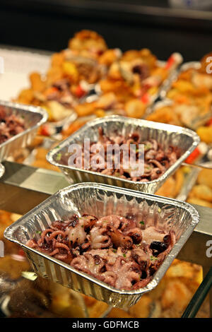 Fruits de mer à emporter pour l'affichage dans la Boqueria le célèbre marché alimentaire à côté de la Rambla de Barcelone, Catalogne, Espagne. Banque D'Images