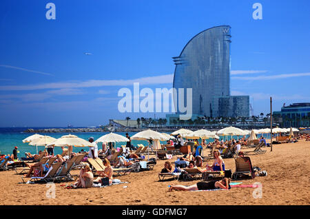 Plage de Sant Sebastià, Barceloneta, Barcelone, Catalogne, Espagne. Dans l'arrière-plan W hotel. Banque D'Images