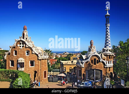 L'entrée et la consiergerie pavillons dans le Parc Guell (par Antoni Gaudi), Barcelone, Catalogne, Espagne Banque D'Images