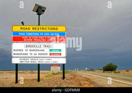 Restrictions sur la route Birdsville Track après la pluie. Banque D'Images