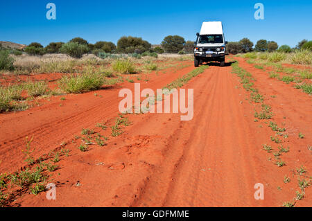 La voie du désert australien typique dans le centre rouge. Banque D'Images