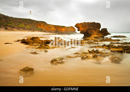 Phare de Split point au sommet des falaises d'Aireys Inlet, une petite ville sur la Great Ocean Road. Banque D'Images