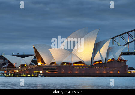 Sydney Opera House de lumière le soir. Banque D'Images