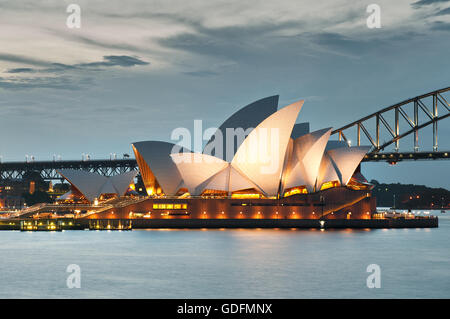 Opéra de Sydney et Harbour Bridge dans la lumière du soir. Banque D'Images