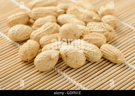 Arachides sur le tapis de bambou Banque D'Images