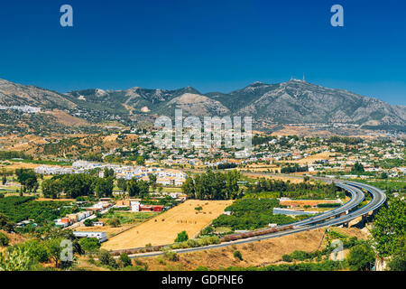 Vue panoramique de Mijas à Malaga, Andalousie, espagne. Panorama de l'été avec la ville la plus proche, l'autoroute Banque D'Images