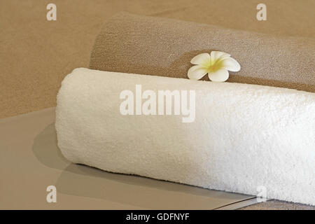 Fleur de frangipanier sur serviette de bain sur lit spa Banque D'Images